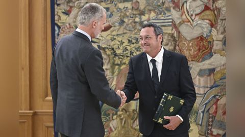 Felipe VI y el fiscal general, García Ortiz, estrechándose la mano este miércoles en la Zarzuela.