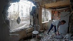 Una mujer inspecciona los escombros de un inmueble de viviendas, que seg�n los vecinos, fue da�ado por los �ltimos bombardeos en la ciudad de Gorlovka, controlada por los separatistas, en la regi�n de Donesk.