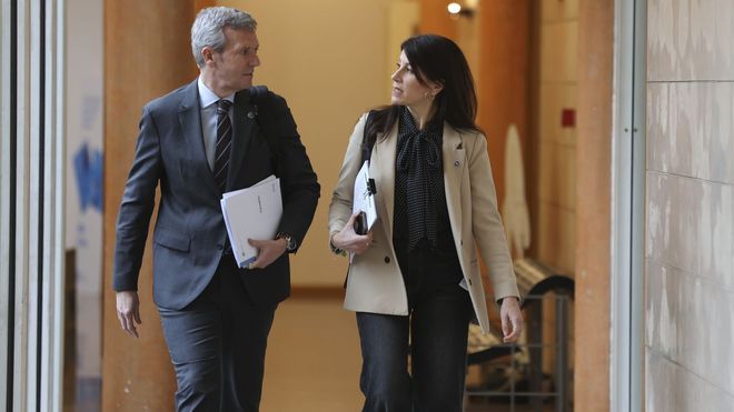 El presidente de la Xunta, Alfonso Rueda, y la conselleira de Vivenda, Mar�a Mart�nez Allegue.