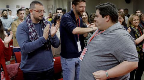 El secretario general de la Federacin Socialista Asturiana (FSA-PSOE), Adrin Barbn (I), felicita a Vctor Rodrguez Caldevilla (d), tras ser elegido nuevo secretario general durante el Congreso de Juventudes Socialistas de Asturias, en Gijn