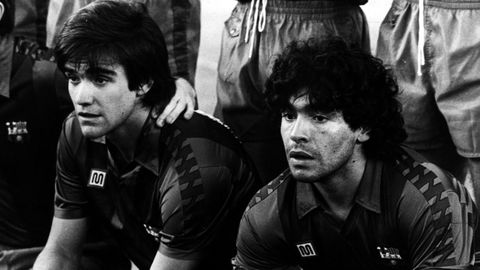 Marcos Alonso (a la izquierda), junto con Diego Armando Maradona, en el once inicial de un partido del Ftbol Club Barcelona.