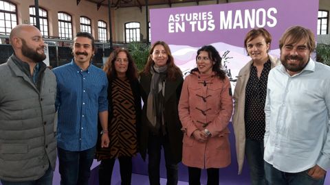 Lorena Gil y Daniel Ripa, acompaados de miembros de las candidaturas de Podemos Asturies, en la fiesta con la que iniciaron la campaa electoral, en Villaviciosa