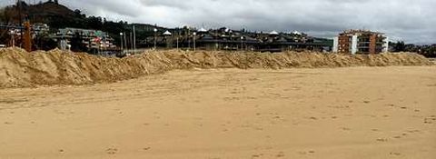 <span lang= es-es >Una muralla que detuvo la fuerza del mar</span>. En Laredo sufrieron la fuerza del mar en sus calles el pasado 2 de febrero. Entonces decidieron tomar medidas y crearon una muralla de arena en la playa que sirvi� para minimizar los efectos de las olas.