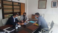 El alcalde y  el edil de Deportes entregando una ayuda al Club Medela, el pasado d�a 21