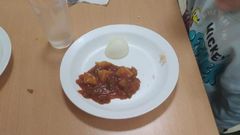 Plato de pisto con medio huevo cocido, en el comedor del Ceip Vista Alegre