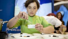 Lydia del Olmo, que gan� el certamen de Frinsa, durante la elaboraci�n de su plato en el sal�n. 