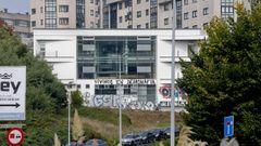 Vista exterior del centro de salud del Castrill�n-Monte das Moas,  de fachada acristalada