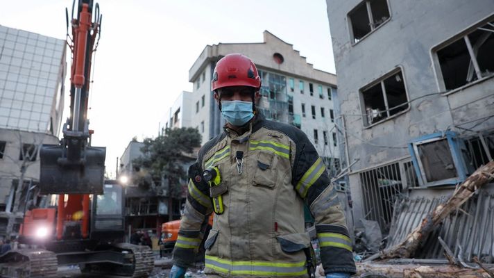 Un bombero camina entre escombros tras explotar una bomba en Israel