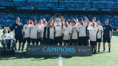 Los jugadores del Celta Integra, con la Copa de La Liga Genuine que ganaron la pasada campa�a.