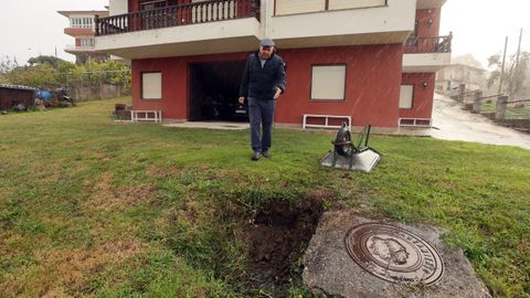 Juan Jos Fernndez en su finca, donde existen socavones provocados por filtraciones