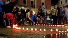 Varias personas encienden velas por las vctimas del VIH en la plaza Mayor de Gijn