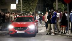 En una imagen de archivo, j�venes disfrutando de la movida compostelana