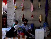 Una familia yazid�, refugiada en un edificio en construcci�n en la ciudad kurda de Dohuk. 