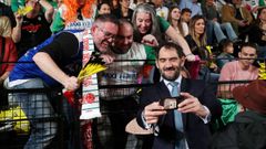 Jorge Garbajosa, presidente de la FIBA, con aficionados del Baxi en la final europea