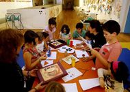 Los ni�os preparan sus propias im�genes anam�rficas recortando y pegando figuras. 
