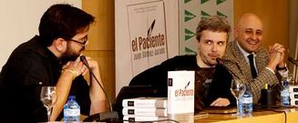 G�mez-Jurado, en el centro, present� �El Paciente� acompa�ado por el periodista Luis Pardo.