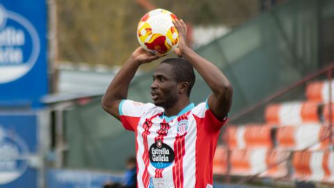 Nathaniel Nicholas se dispone a sacar de banda en la reciente visita del Unionistas al &Aacute;ngel Carro.