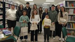 Directiva de la Asociacin Xuvenil La Moderna en su primer evento: la entrega de premios del concurso de relatos de Saman