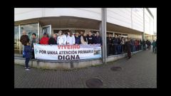 Una de las concentraciones vecinales que peri�dicamente se celebran ante el centro de salud de Viveiro, y en las que suele participar la alcaldesa