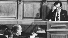Fernando Gonzlez Laxe, en el estrado, en la mocin de censura del ao 1987 contra Fernndez Albor, que escucha, a la izquierda. 