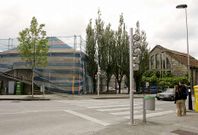 El edificio, rodeado de una lona azul, pas� a formar parte del patrimonio municipal. 