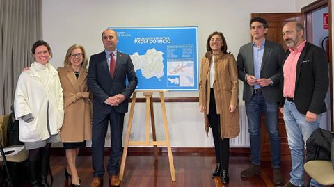 Representantes del Ayuntamiento y la Xunta en el acto de firma de la aprobación del nuevo PXOM, que se celebró este lunes en la casa consistorial de O Incio