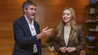 El presidente de la Fegamp, Alberto Varela, y la conselleira de Pol�tica Social, Fabiola Garc�a, durante la �ltima reuni�n que mantuvieron.