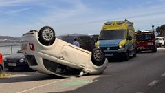 Un coche acab&oacute; volcado tras salirse de la v&iacute;a en Muros