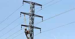 Un operario de la empresa el�ctrica trabajando en el tendido en Vilagarc�a.