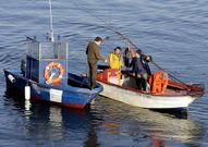 En la foto, de archivo, mariscadores a flote en As P�as.