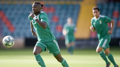 Ibrahima persigue un bal�n en el amistoso ante el Salamanca UDS