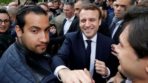 Benalla, en primer plano, con el presidente Macron