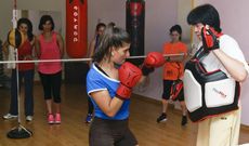 Miguel Ad�n Gauna, ayer, en el centro deportivo junto a varias de las alumnas participantes. 