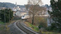 Un tren circulando por el trazado ferroviario urbano en Ourense, que deber� cortarse para adaptarlo a la alta velocidad