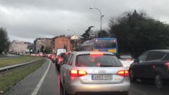 Tr�fico retenido en el acceso a Oviedo por la glorieta de la Cruz Roja