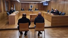 Los dos acusados, R. R. P. y J. L. L., admitieron en el juicio haber colaborado para estafar a seis clientes de un banco de Carballedo.