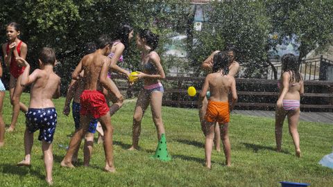 Guerra de globos de agua en la fiesta de clausura del campamento tecnol�gico en La Molinera.