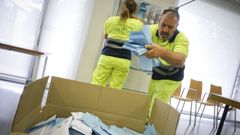 Operarios del concello de Oroso retirando las papeletas de las elecciones municipales y europeas del colegio electoral en el centro sociocultural de Sig�eiro