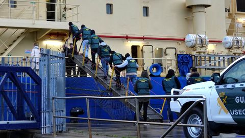 Entrada de los agentes en el portacontenedores