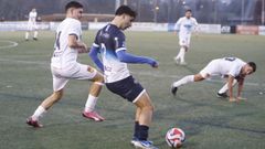 Marcos Cid centra un bal�n en el partido del Cented