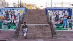 Parees 2020. El artista ovetense Manu Garca El Nolas, junto a su obra mural en el campus del Miln de Oviedo