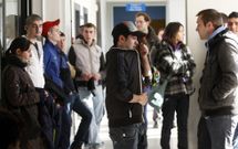 <span lang= es-es >Los insultos a las autoridades seguir�n penalizados</span>. Dos raperos de Baiona fueron juzgados en el 2011 por insultar y amenazar en sus canciones a un agente. 20 j�venes se solidarizaron con ellos. 