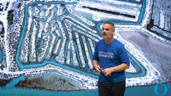 �ngel Le�n explicando su proyecto en las marismas gaditanas