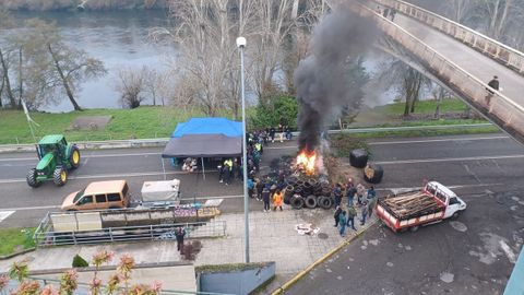 Los manifestantes est�n quemando neum�ticos bajo la pasarela