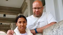 Zahra, junto a Anxo Piñón, su padre de acogida en Ferrol