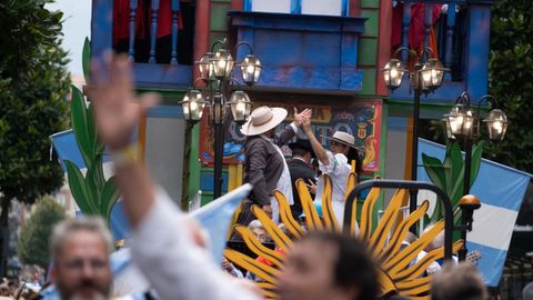 Las calles del centro de Oviedo acogen este jueves el tradicional desfile del día de América en Asturias, en su 72 edición