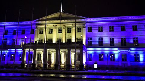 Vista general del Ayuntamiento de Helsinki iluminado con los colores de la bandera de Ucrania, en una imagen de archivo.