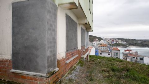 Edificio de A Atalaia, ya sellado.