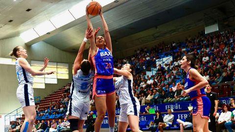 Elena Rodr�guez en un salto. 