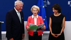 Von der Leyen (en el centro) present� el informe junto a los coordinadores, J�rg M. Fegert, director de psiquiatr�a infantil en el Hospital de Ulm, Alemania; y Maria Melchoir, investigadora del Instituto Nacional para la Salud y la Investigaci�n Medica de Francia